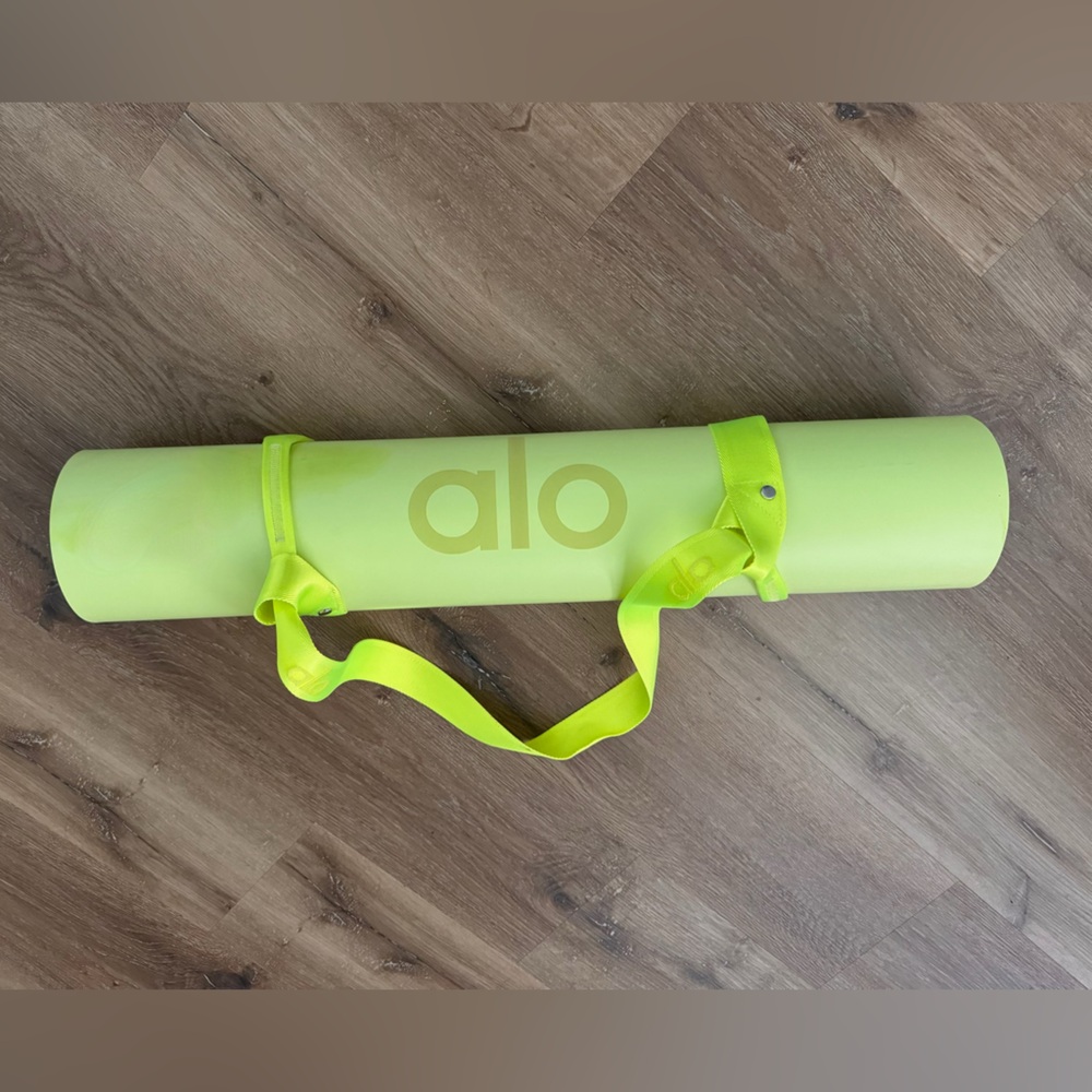 Alo Yoga Warrior Mat w matching Alo Yoga Strap